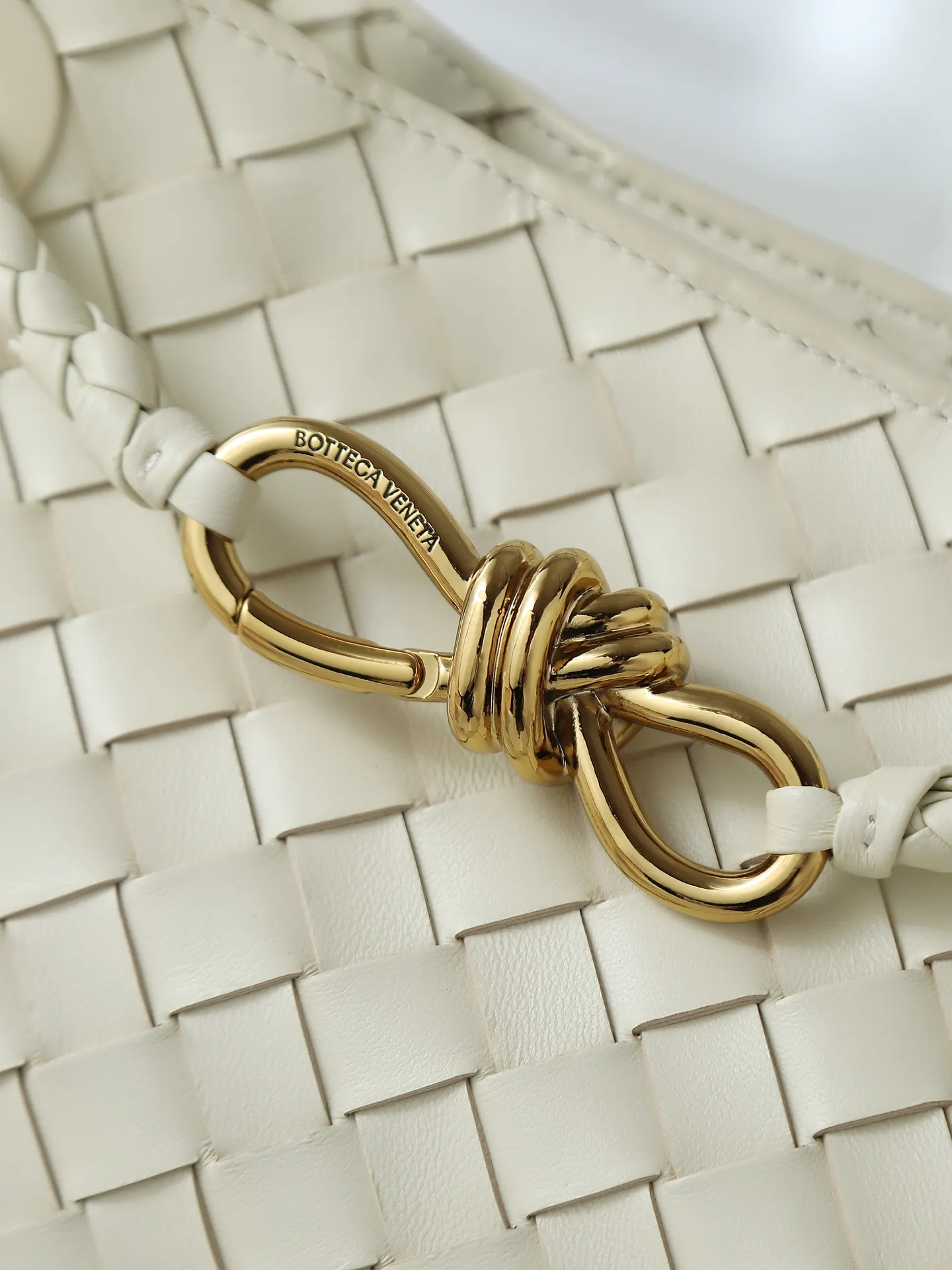 1300. Andiamo is shipping‼ ️Really popular🔥The new Andiamo woven handbag launched by Bottega Veneta this season is really popular all over the world! ! Celebrities at home and abroad have worn it, and Oscar-winning actress Michelle Yeoh has taken it out on the street. Song Jia, Trai Yala, Yu Feihong, Sanji Ayaka, Rosie Hunting-Whiteley, Yoshioka Riho, etc. have all worn this bag. It is classic and versatile and shows off your temperament, and the bag capacity is also large, which is very convenient for daily commuting! ! A variety of carrying methods, the shoulder straps can be adjusted by yourself, the original lambskin feels soft and delicate, and the unisex style breaks the gender boundaries and brings a more practical and long-lasting use experience. Andiamo, which has both elegant and casual styles, perfectly interprets the true appearance of "fashionable old money style". Style number: 766014 Size: 25*22*10.5cm